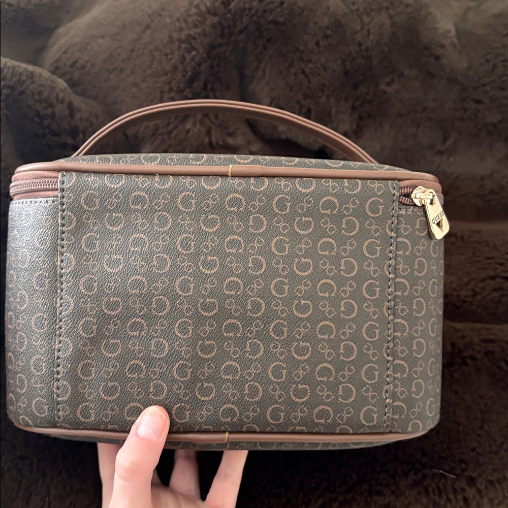 Guess designer makeup bag - Picture 4 of 6